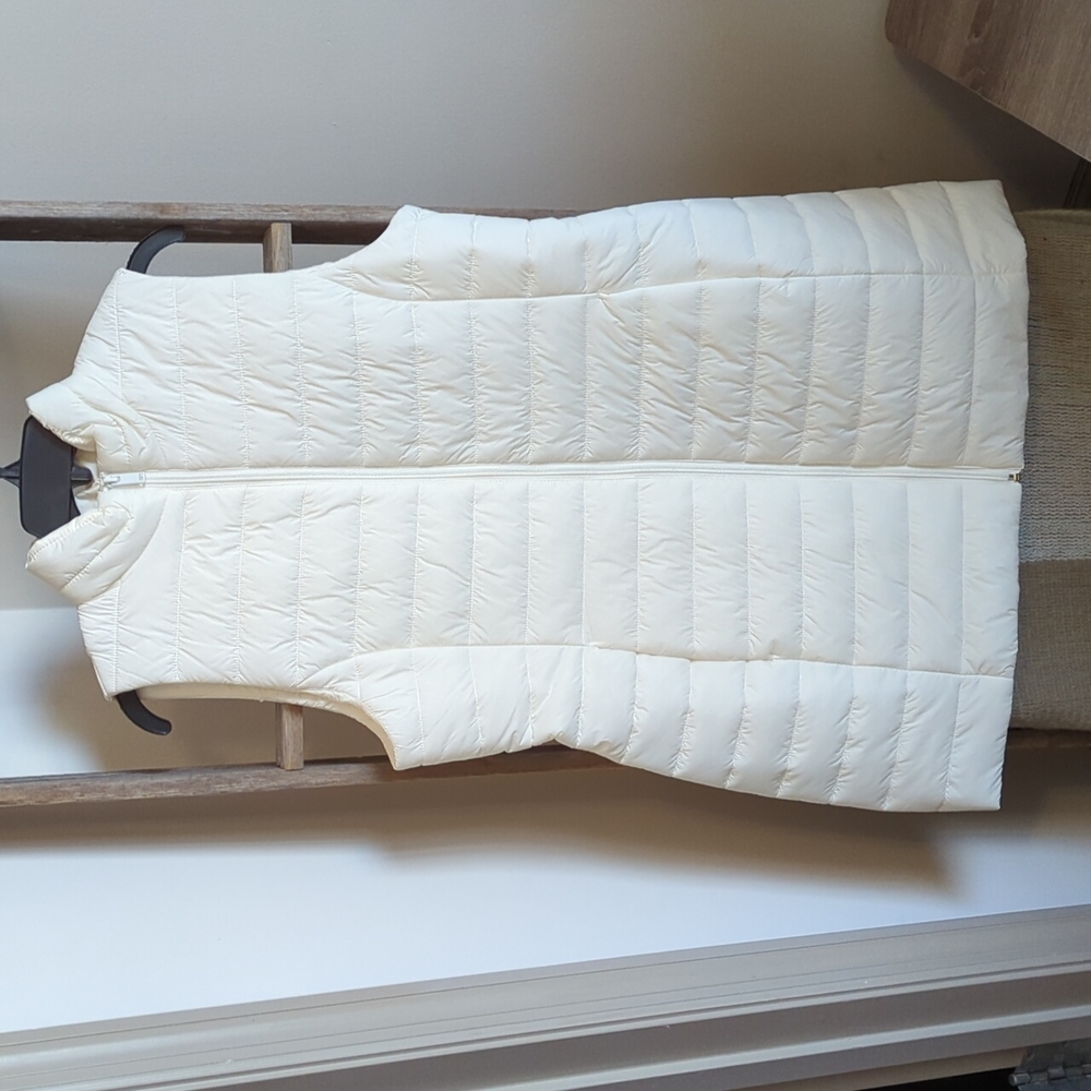 Long white zipper vest by Liz Claiborne with pockets! Never worn.